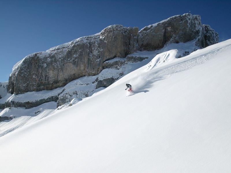 Skisport im Winter nahe des Alphotels